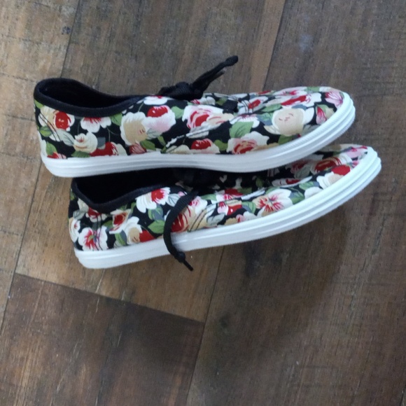 Flower Print Sneakers - Picture 4 of 5